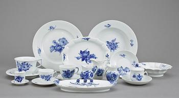 SERVISDELAR, 52 delar porslin, "Blå Blomst" Royal Copenhagen, Danmark.