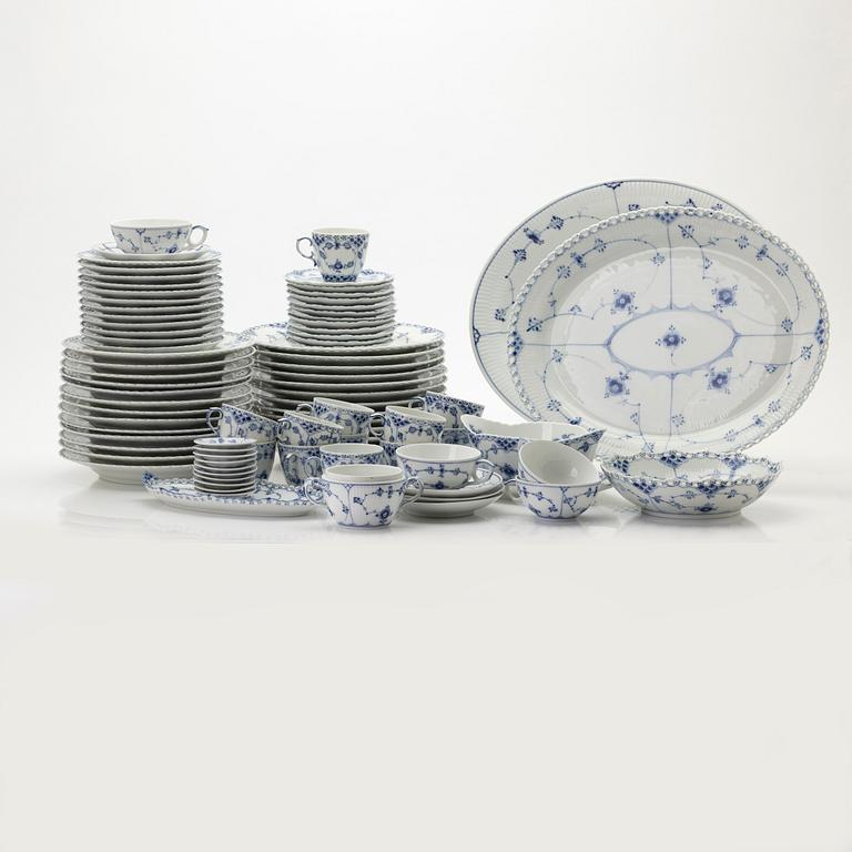 Royal Copenhagen, matservis, 68 delar, "Musselmalet", bland annat helblonde, Danmark.