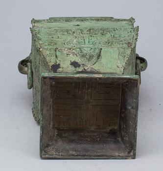 URNA, bronserad metall, arkaiserande,  1900-talets andra hälft.