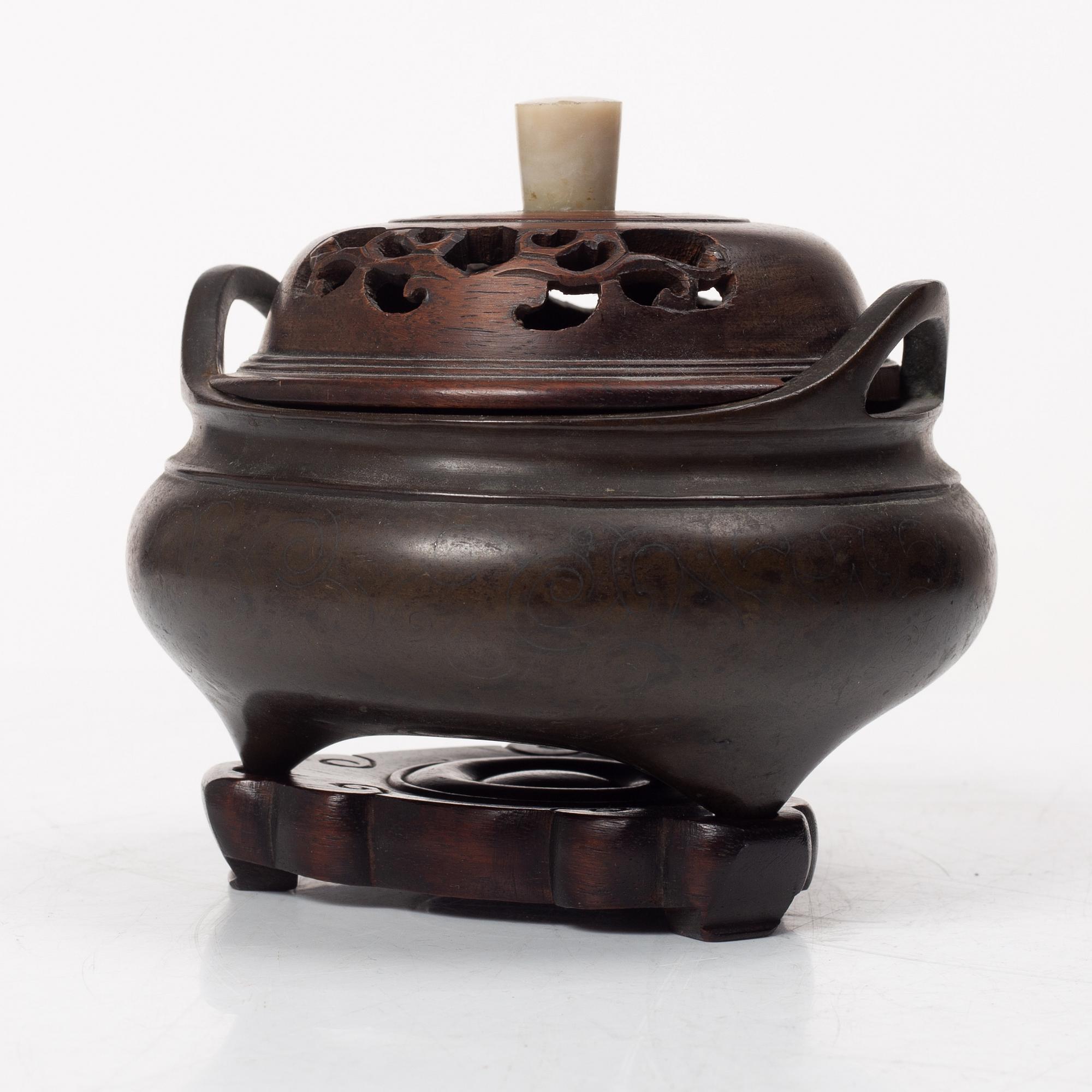 Rökelsekar med lock och ställ, brons, Kina, tidigt 1900-tal.