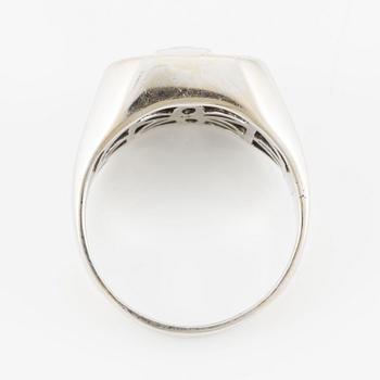 Ring 14K white gold with a step-cut diamond and trapeze-cut diamonds.