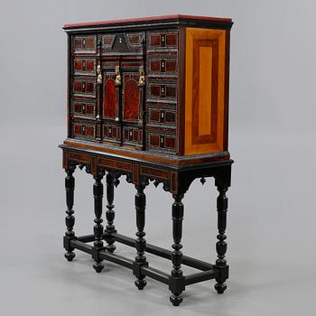 KABINETTSKÅP, barock, 1600-talets andra hälft/1700-talets första hälft.