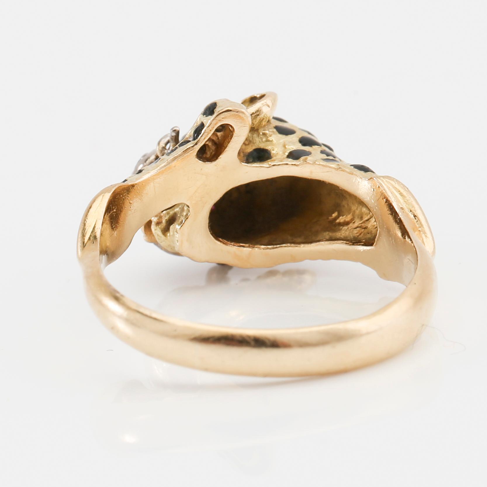 Ring 18K guld med diamanter och emalj.