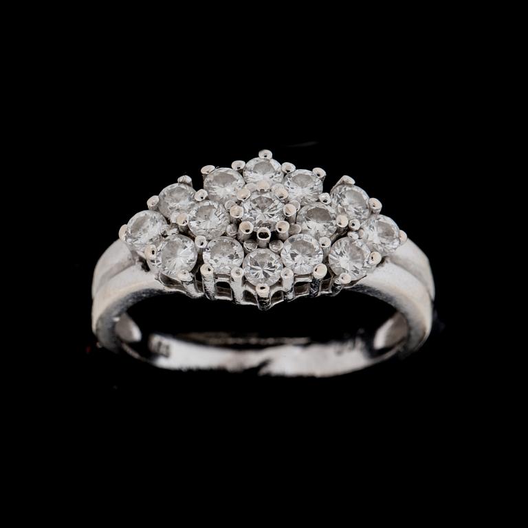 RING, 14k vitguld. Med 15 st briljantslipade diamanter, totalt ca 1 ct. Vikt ca 3,5 gram.
