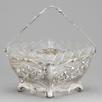 KONFEKTSKÅL, låghaltigt silver, jugend, Tyskland, 1900-talets början. Vikt ca210g.