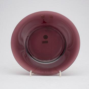 A purple Beijing glass dish, late Qing dynasty.