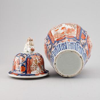 An Imari jar with cover, Meiji period (1868-1912).