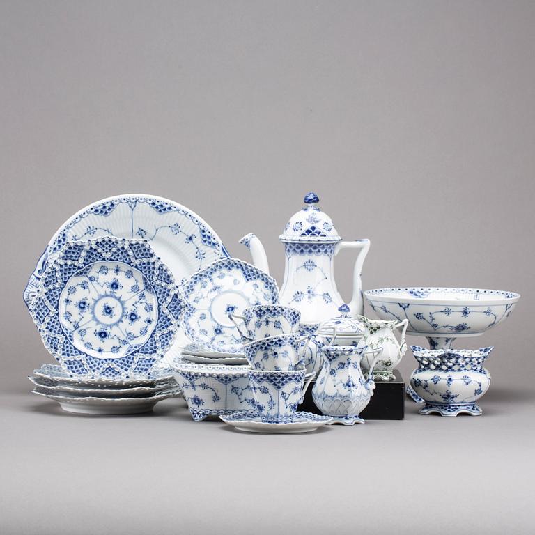 SERVISDELAR, Musselmalet, halvblond resp. helblond, Royal Copenhagen, ca 29 delar.