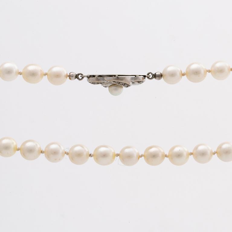 PERAL NECKLACE cultured pearls approx 8 mm, clasp 18K whitegold w 1 cultured pearl approx 5,5 mm and single-cut diamonds.