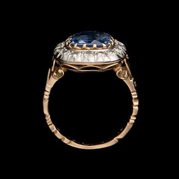 RING, 18K gold, cushion cut sapphire, old- and 16/16 cut diamonds. Weight c. 5.5 g.