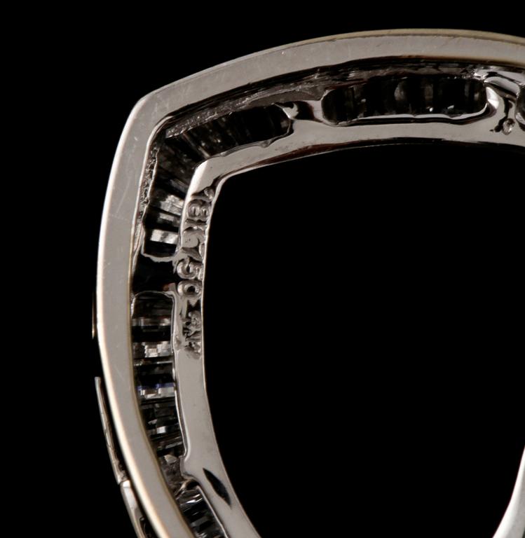 HÄNGE, 18k vitguld med baguettslipade diamanter, totalt ca 2.0 ct. Vikt 4 g.
