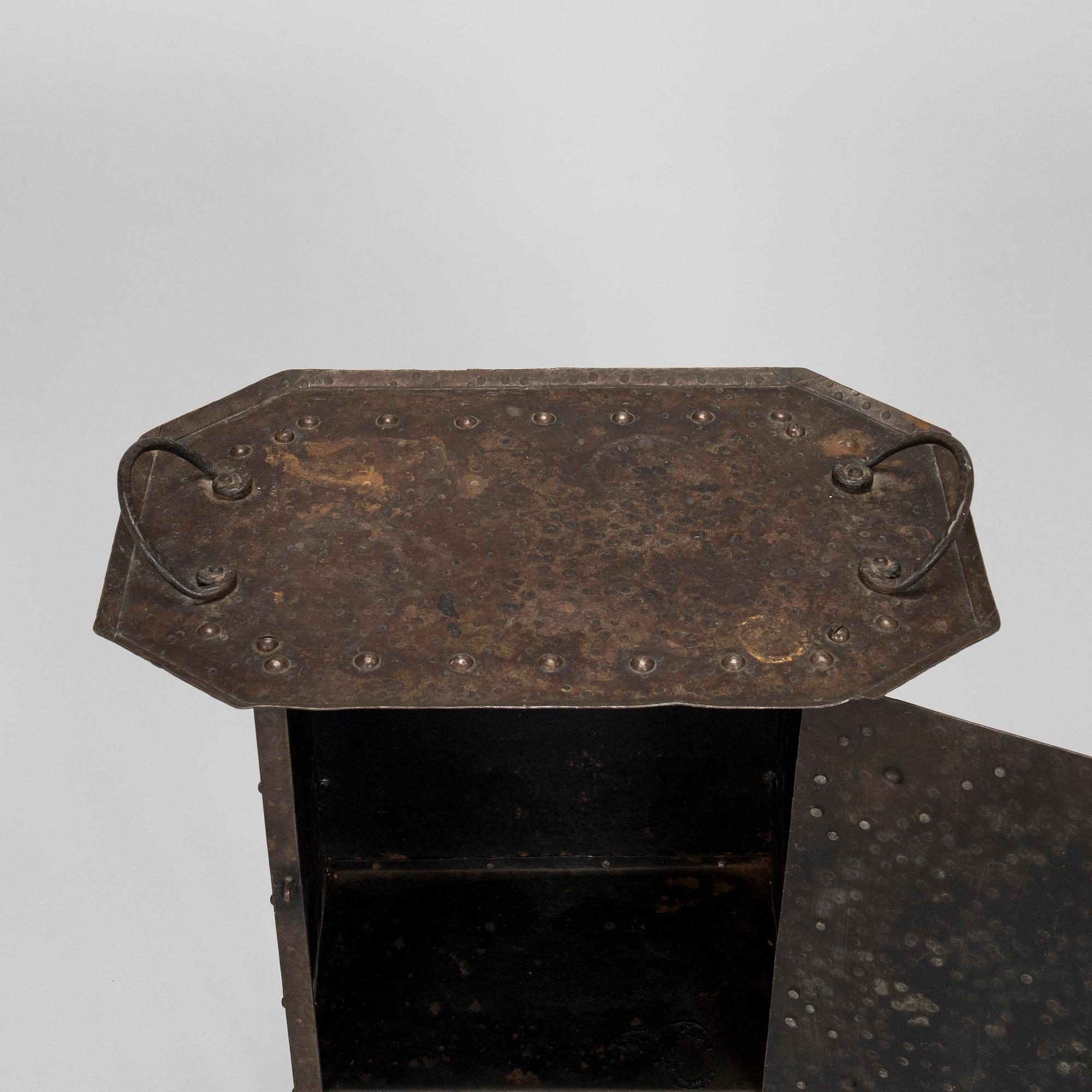 Barskåp / sidobord, koppar, 1900-talets början.