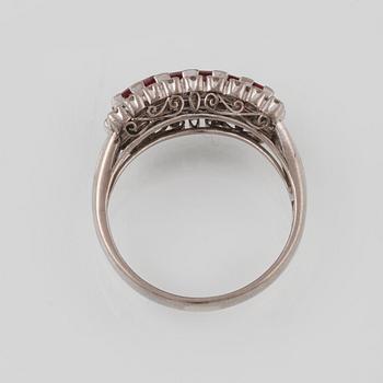 RING, 18K vitguld med 6 carréslipade rubiner och 20 åttkantslipade diamanter, engelska stämplar. Vikt 4,8 gram.