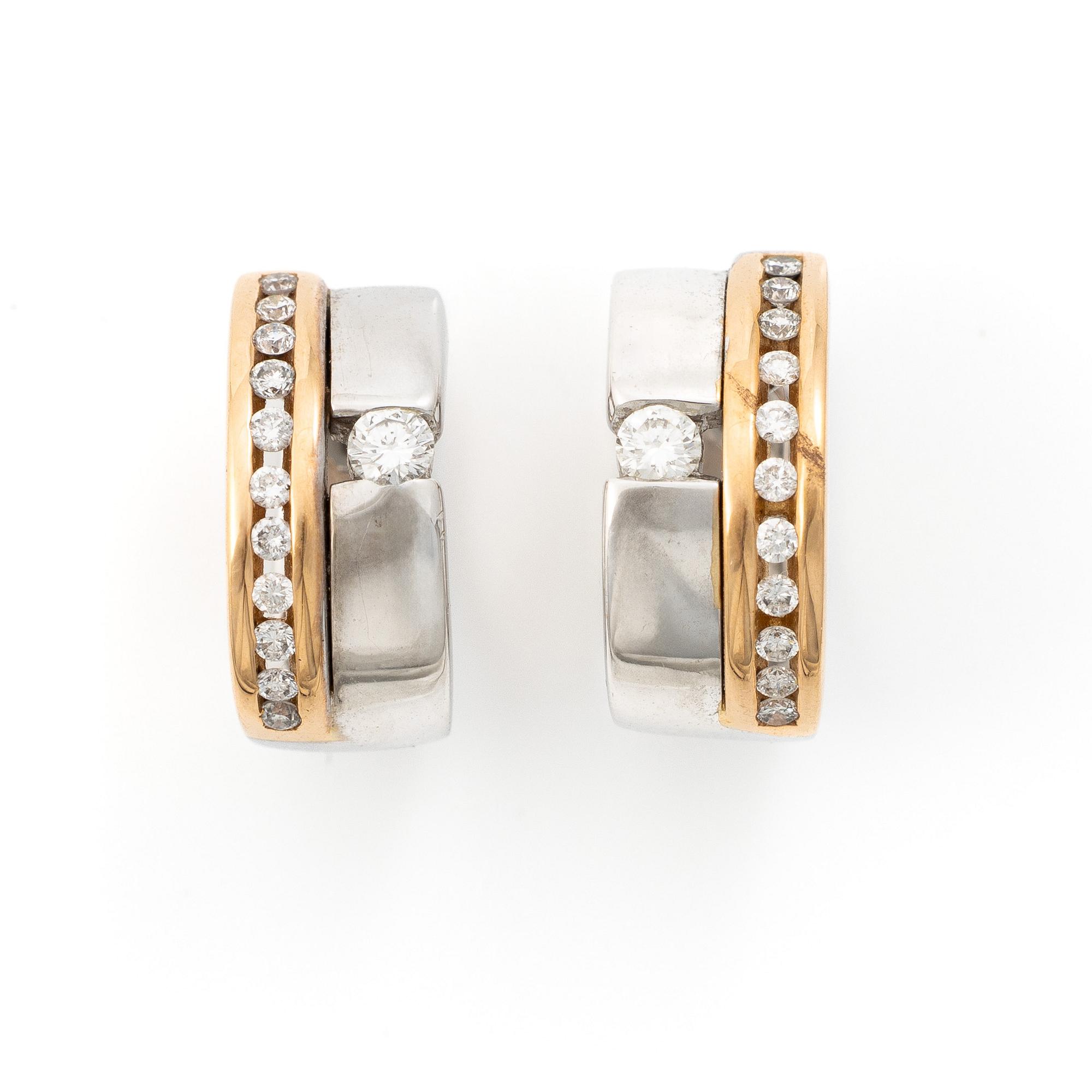 Örhängen, ett par 18K guld och vitguld med briljantslipade diamanter.