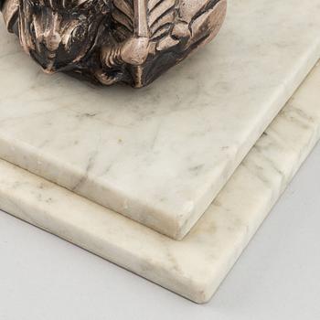 Wilhelmina "Tiddit" Wendt, table lamp with sculpture. An Atelier Torndahl white metal table lamp, Sweden.