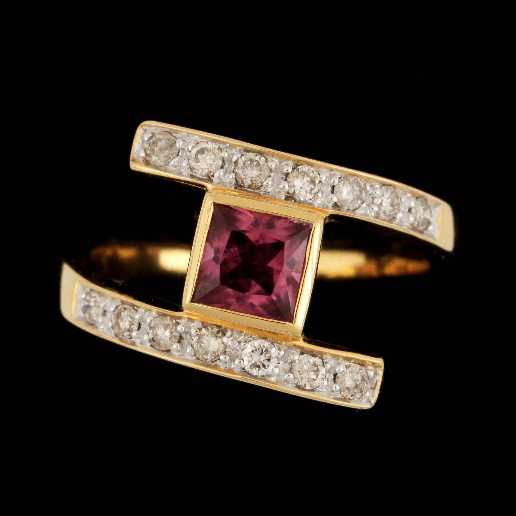 RING, 18k guld turmalin med små briljantslipade diamanter. Vikt ca 4,9 gram.