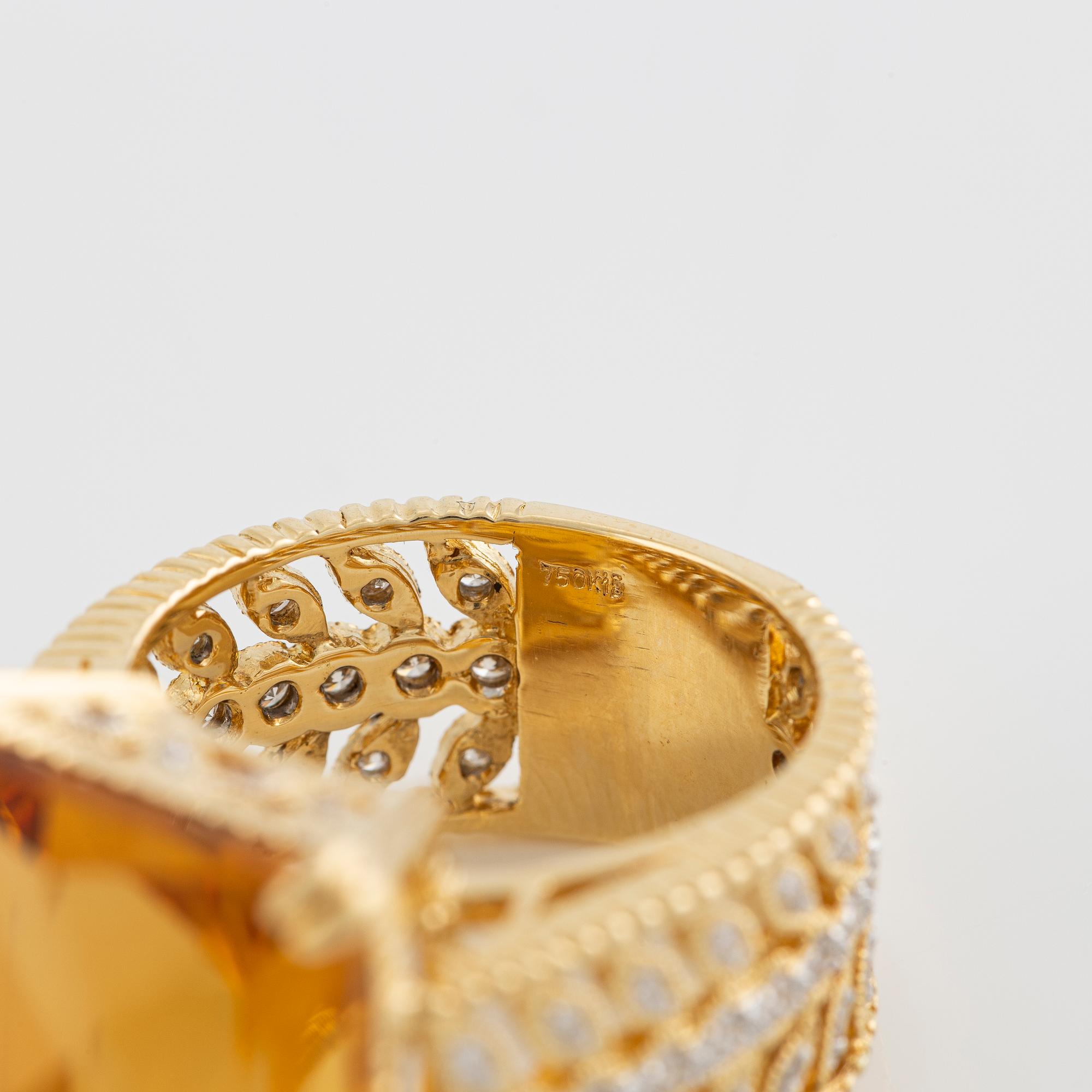 Ring 18K guld med en checkerslipad citrin och runda briljantslipade diamanter.