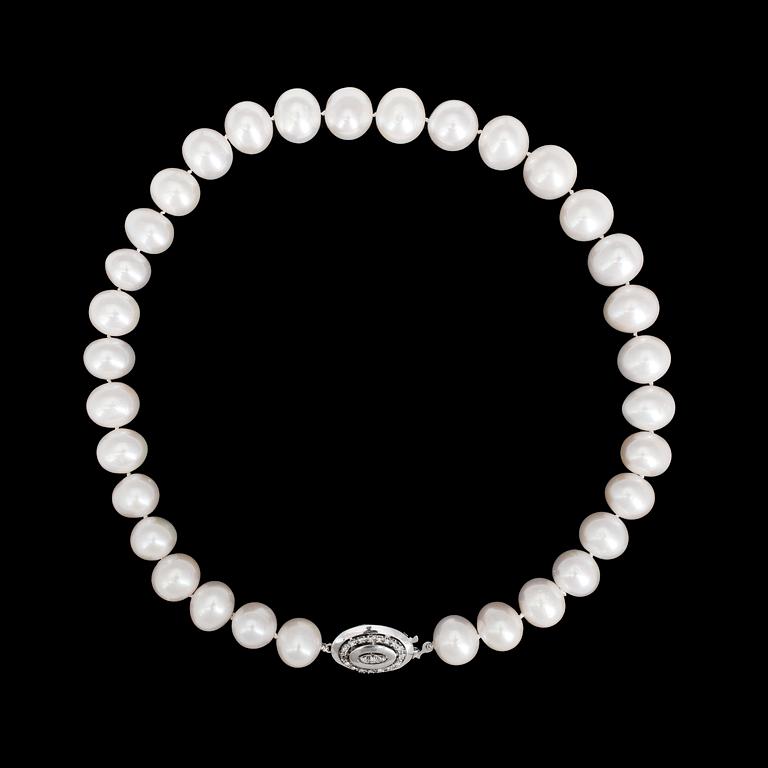 NECKLACE, cultured freshwater pearls, 14,0-13,2 mm, brilliant cut diamonds, tot. app 0.20 cts, clasp.
