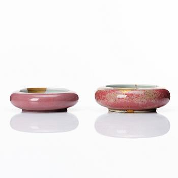 Two peach bloom glazed brush pots, Qing dynasty 18th/19th century.