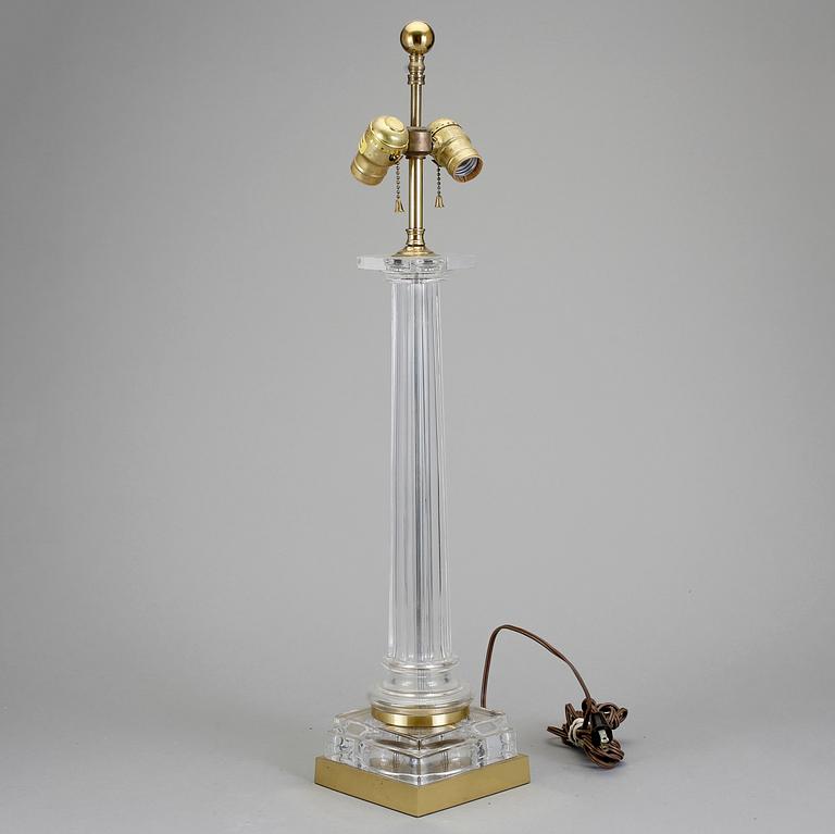 BORDSLAMPA, mässing och glas. Chapman, England, 1970-tal.