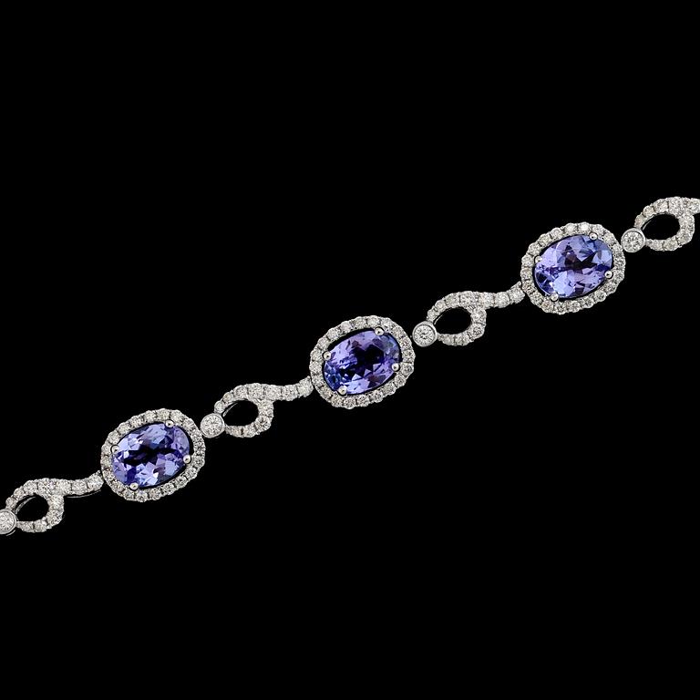 ARMBAND, 18K vitguld, diamanter tot ca 1.65 ct, 8 tanzaniter tot ca 5.70 ct.