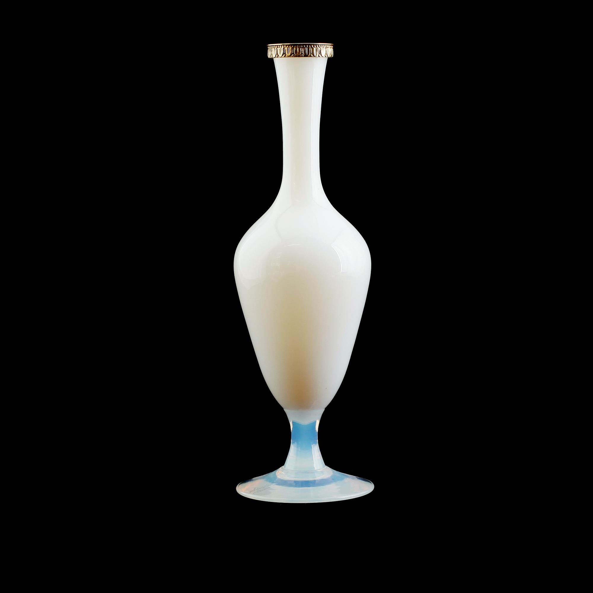 VAS, opalinglas, Sèvres, France, förgyllt silverbeslag, 1900-talets andra hälft.