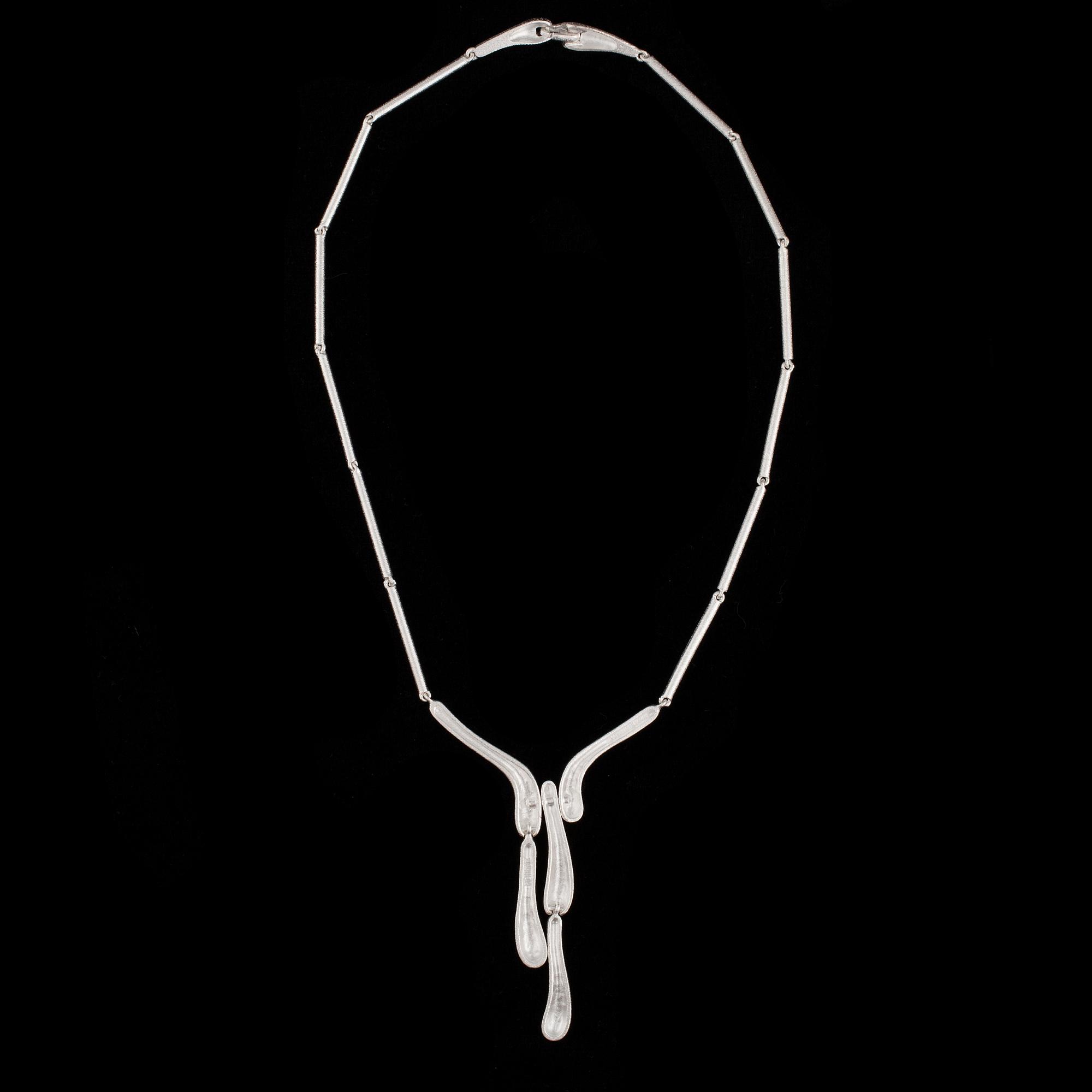 HALSSMYCKE, "Ice Drops" sterlingsilver, Chao-Hsien Kuo Lapponia 2010. Vikt 42 g.