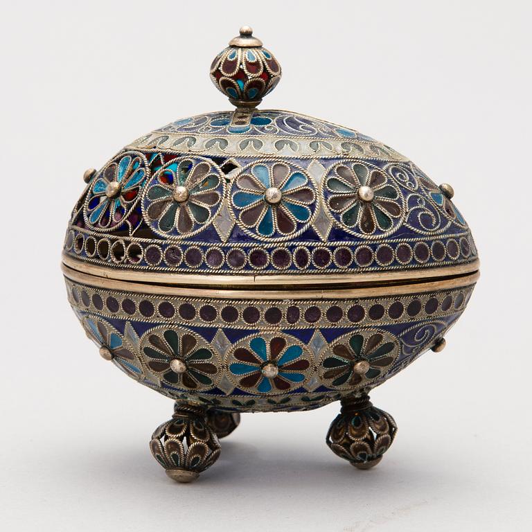 A RUSSIAN PLIQUE A JOUR ENAMEL EGG, silver, Russia ca 1900.