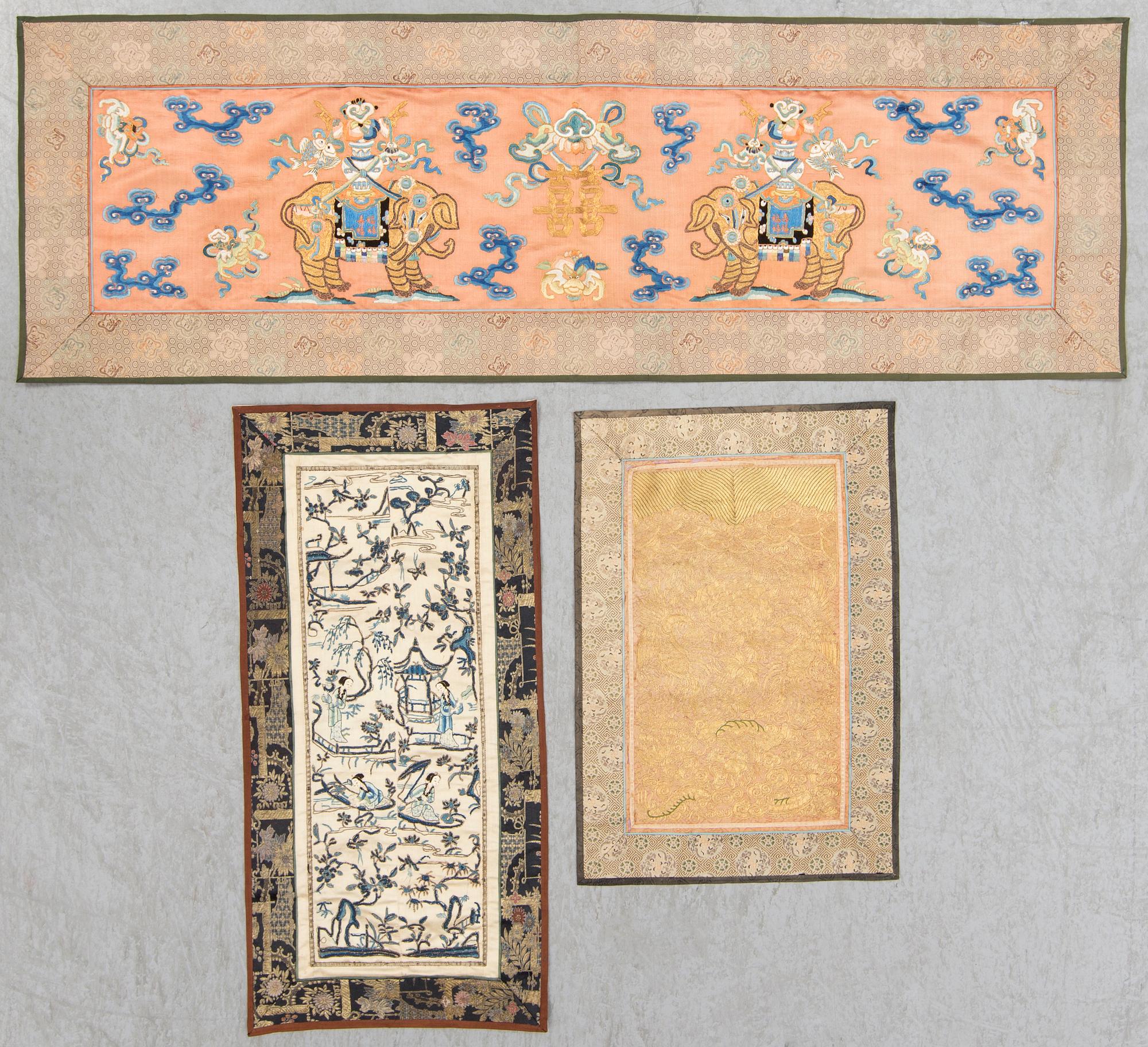 TEXTILIER, tre stycken, broderat siden. Kina, omkring 1900.