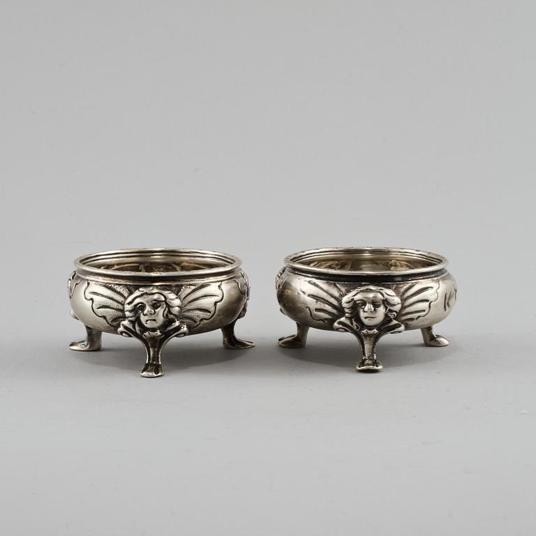 SALTKAR, 2 st snarlika, silver, Dublin, Irland, 1800-talets första hälft. Vikt 215 g.