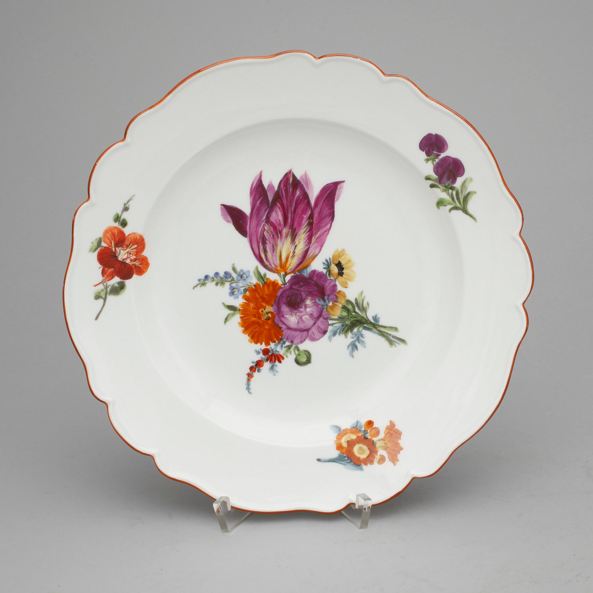 TALLRIKAR, 3 st porslin, Meissen, Marcolin respektive punkt period (1763-1814).
