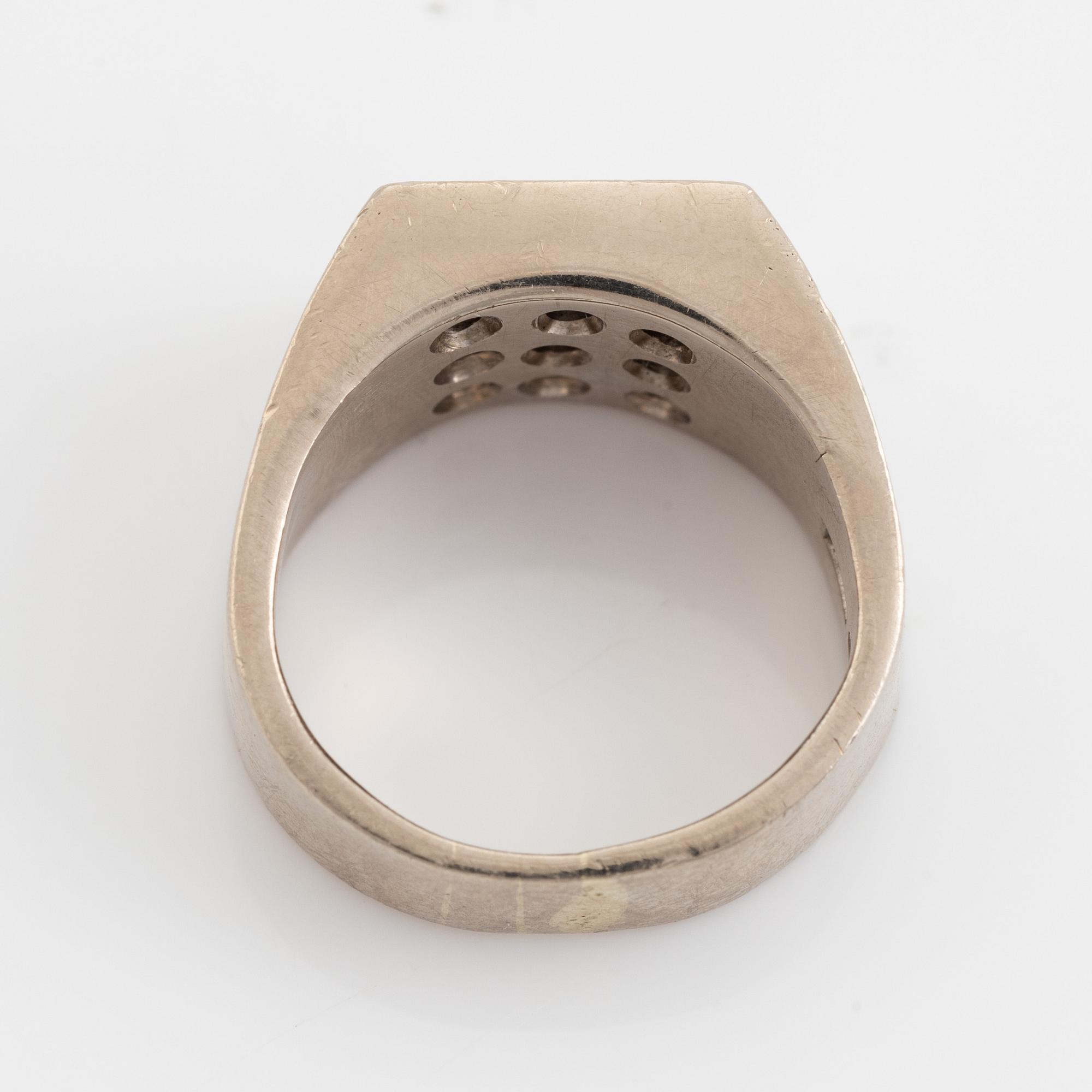 Ring, med briljantslipade diamanter.