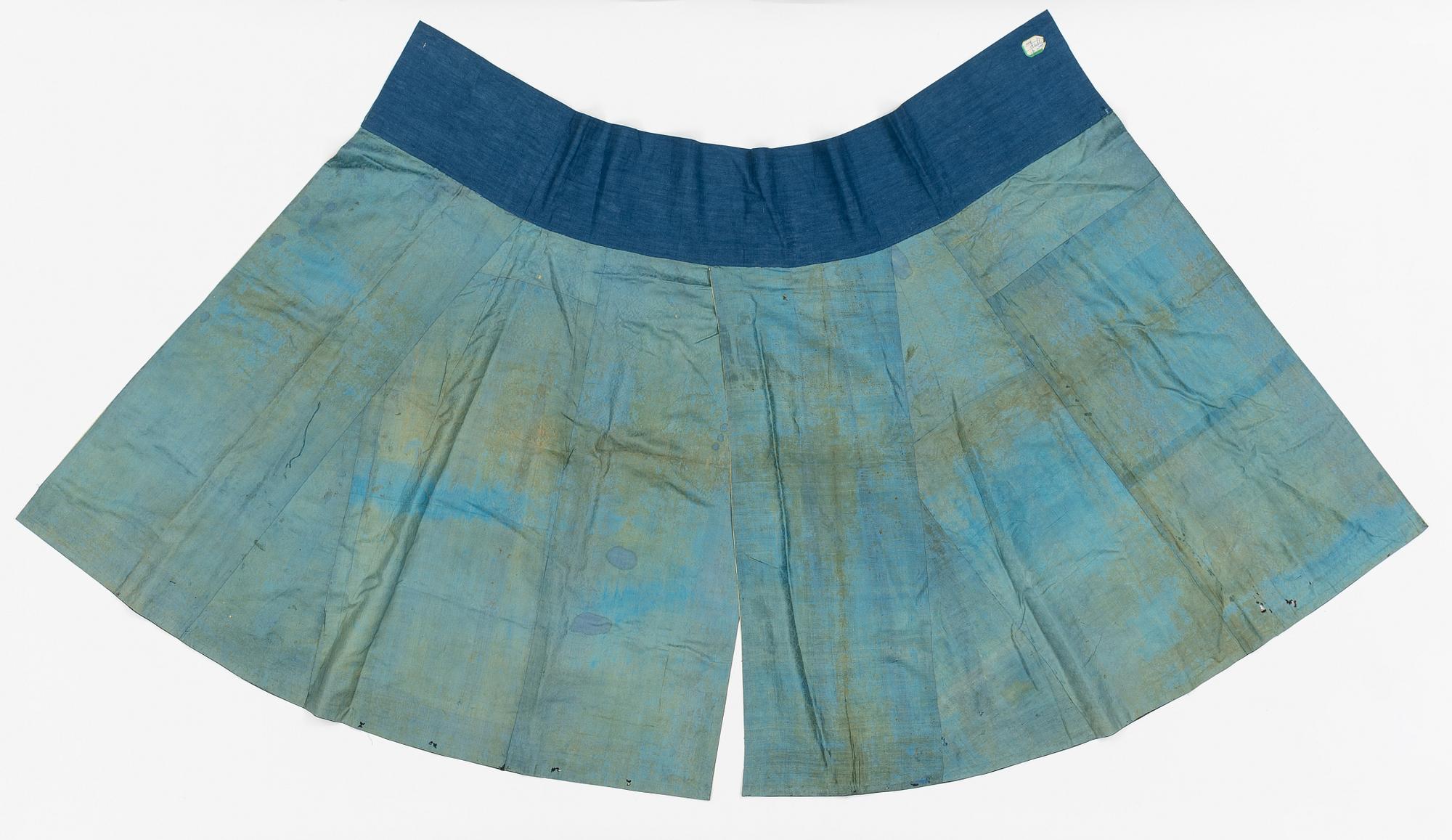 A yellow silk skirt 'Qun', Qing dynasty, 19th century.