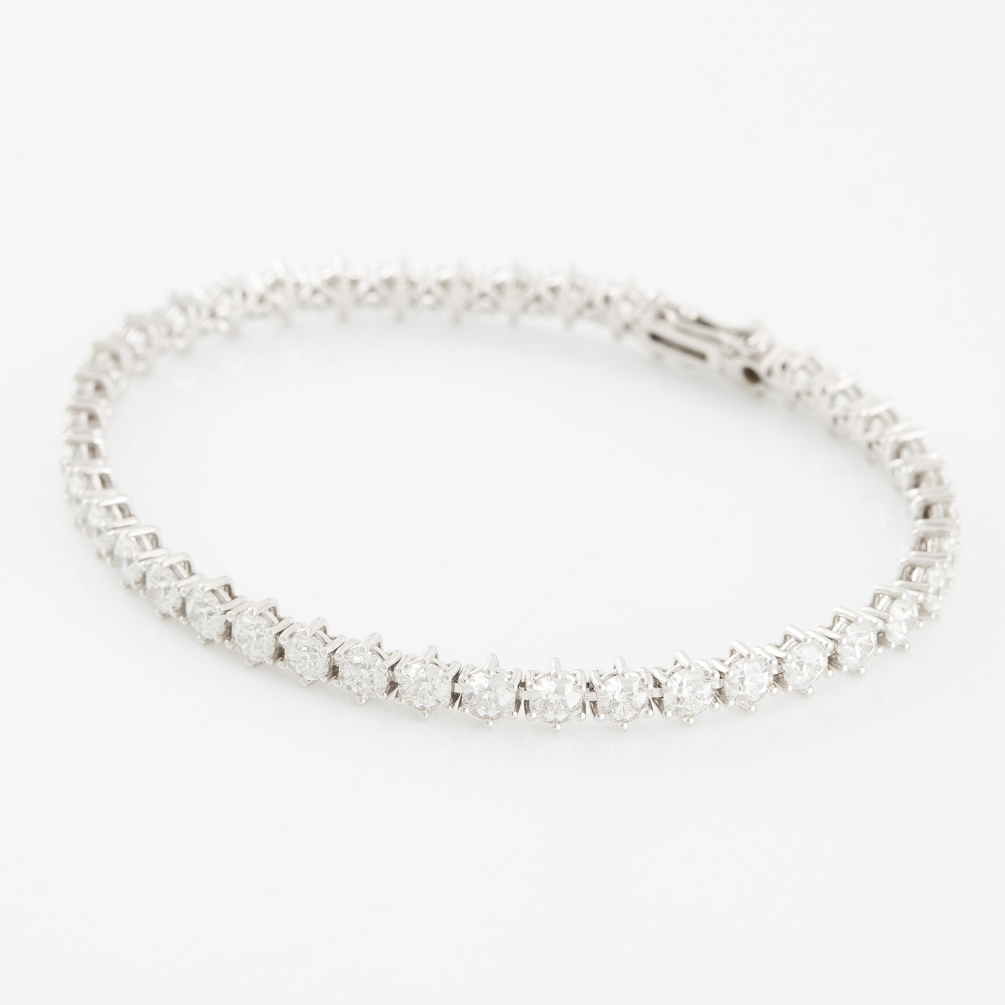 Tennis bracelet, 18K white gold with fancy-cut diamonds.