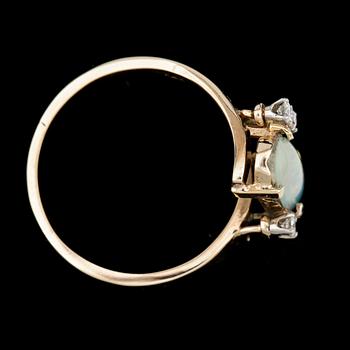 RING, 14k guld cabochonslipad opal ca1,00ct o briljantslipade diamanter tot ca0,10ct. Vikt 4g.