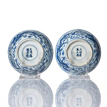 A pair of blue and white dishes, Ming dynasty, Wanli mark and period (1573-1620).