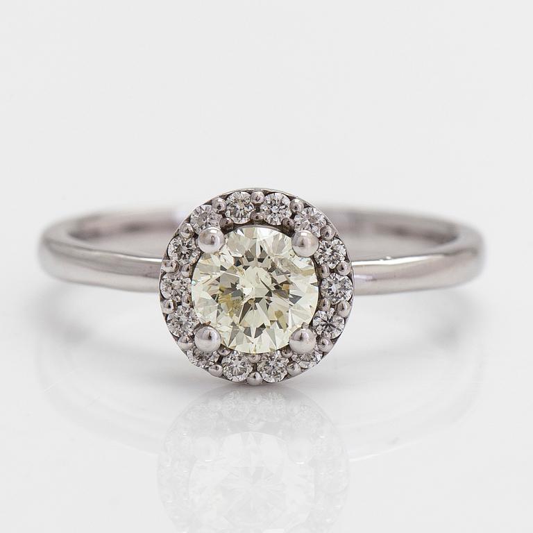 Ring, 14K vitguld, diamanter totalt ca 0.72 ct.