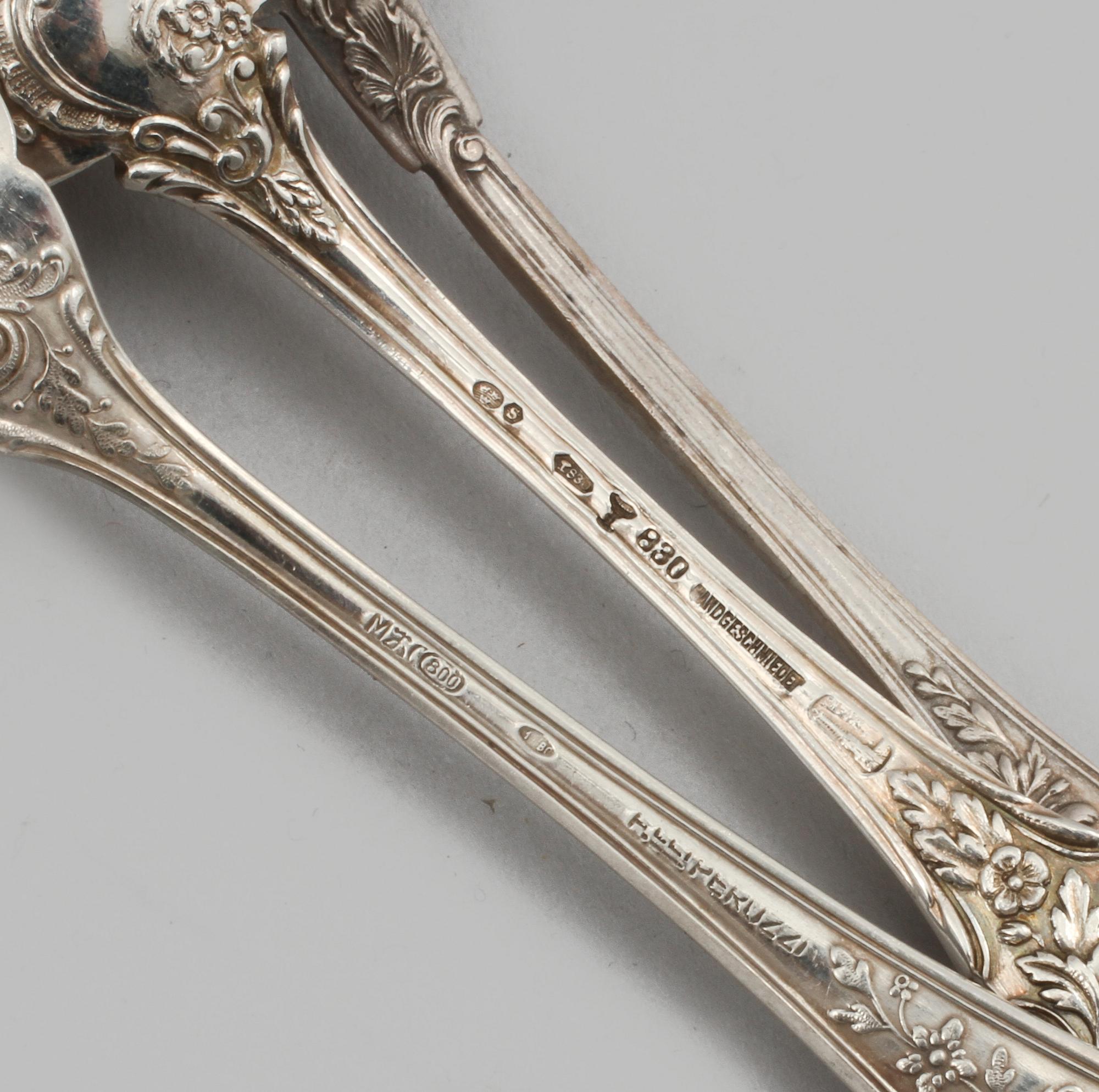 TESKEDAR, 11 st, BULJONGSKEDAR, 6 st, samt TÅRTGAFFLAR, 6 st, silver, 1900-talets början, vikt 600 g.