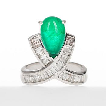 SMARAGD-DIAMANTRING, 18K. Vikt 18,79 g.