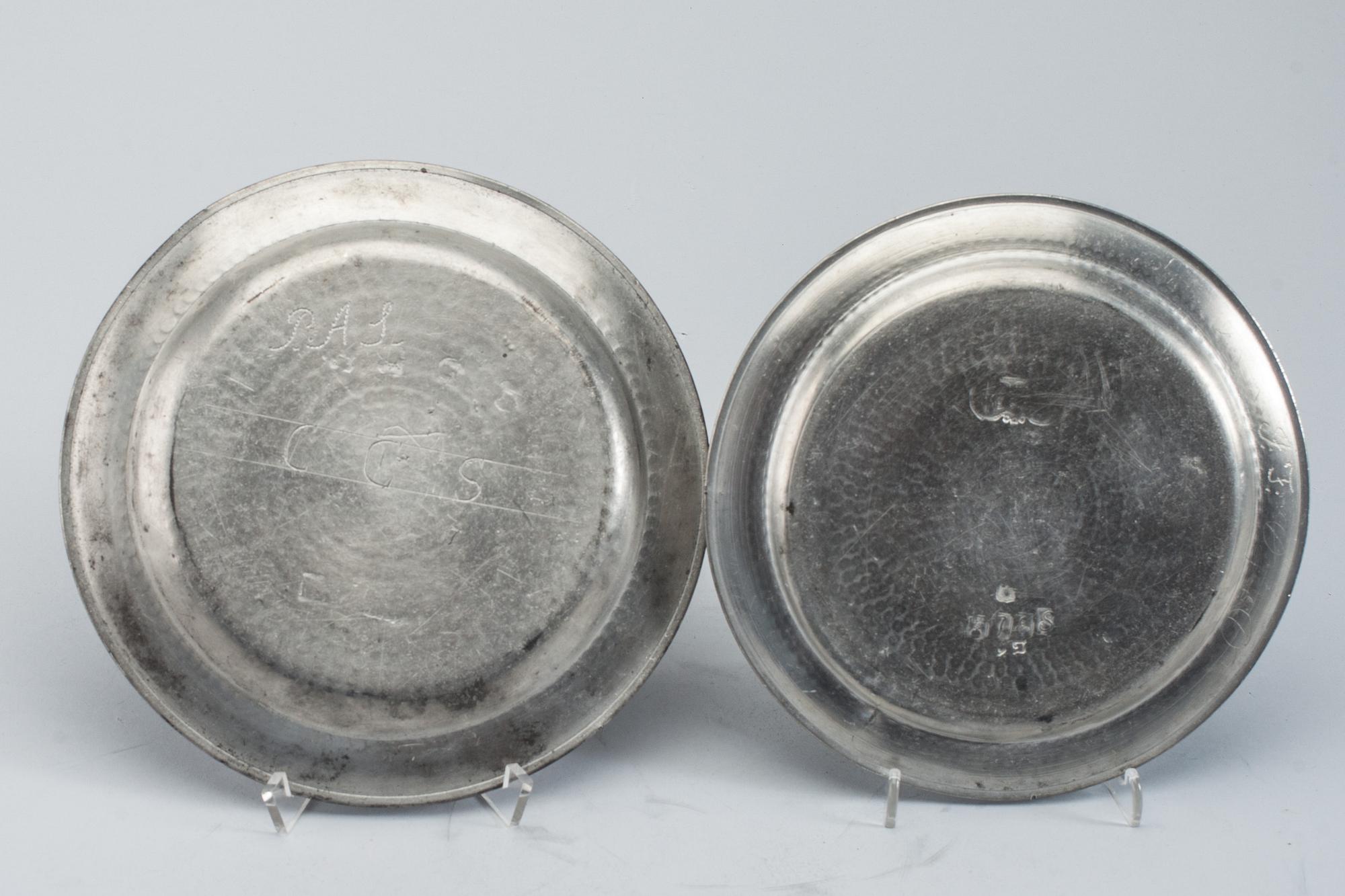 TALLRIKAR, 2 st, tenn. Anders Samuel Wetterqvist(1766-1793) o Johan Erik Schult(1775-1820) Stockholm.