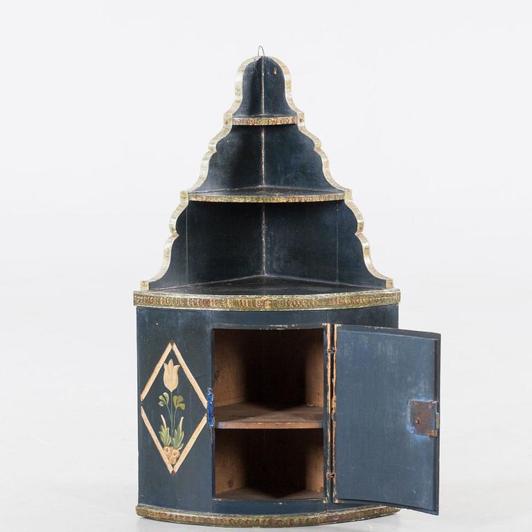 VÄGGHÖRNHYLLA. allmoge. Bär årtal 1839.