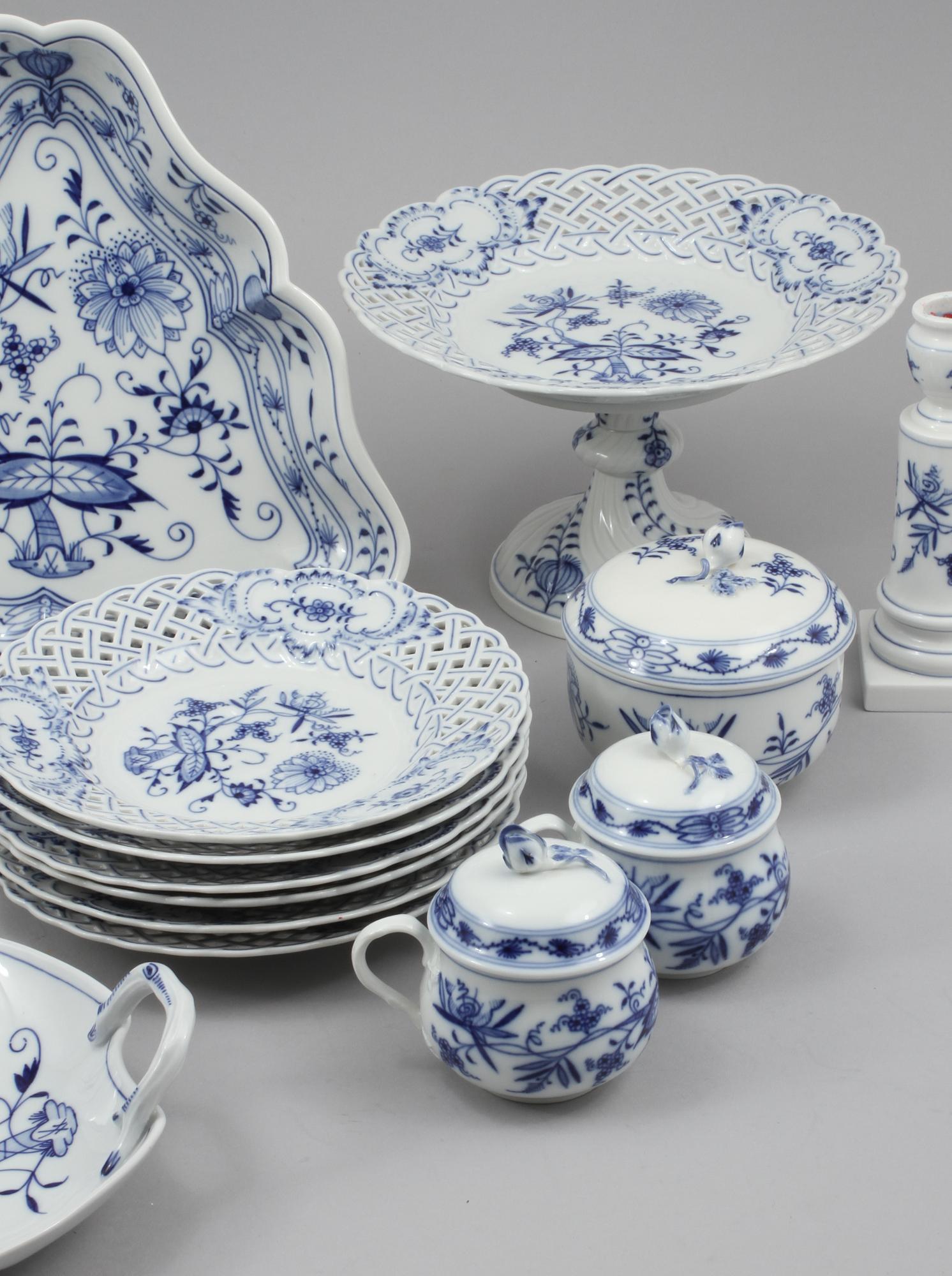 SERVISDELAR, 21 st, porslin, "Lökmönstret", Meissen, 1900-talets andra hälft.