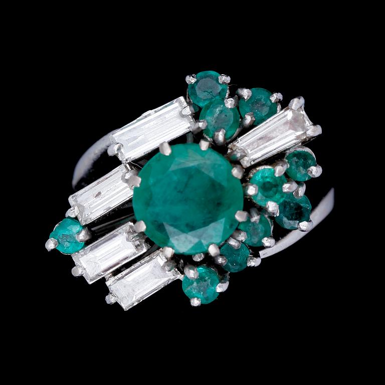 RING, vitguld 18k, smaragder samt briljanter. 1900-talets andra hälft. Vikt ca 6 g.