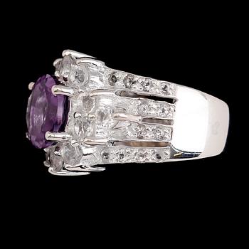 RING, sterlingsilver, ametist ca 3.00 ct, vita topaser tot ca 1.60 ct.
