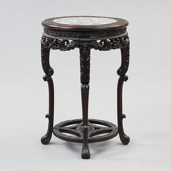 A hardwood and porcelain plaquette in famille verte  table, Qing dynasty 19th century.