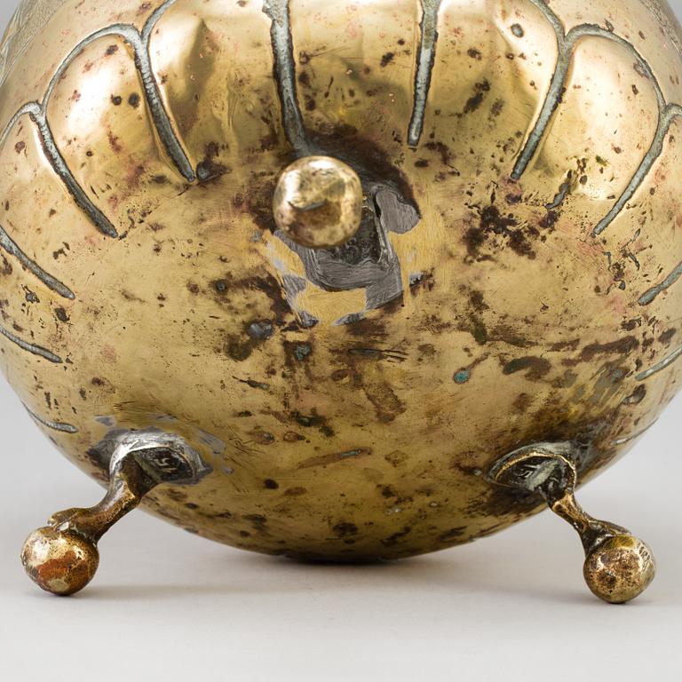A BRASS FLOWER POT, 19th century.