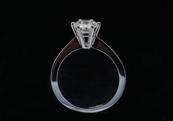 SORMUS, briljanttihiottu timantti n. 1.29 ct. 18K valkokultaa. Paino 4,7 g. Koko 18-.