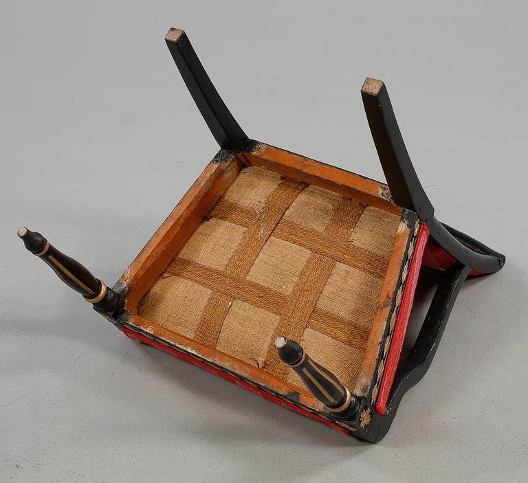 KARMSTOLAR, ett par, sengustavianska, omkring sekelskiftet 1800.