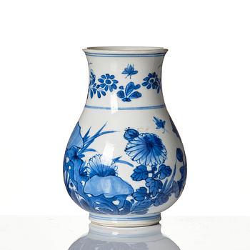 A blue and white ewer, Qing dynasty, Kangxi (1662-1722).