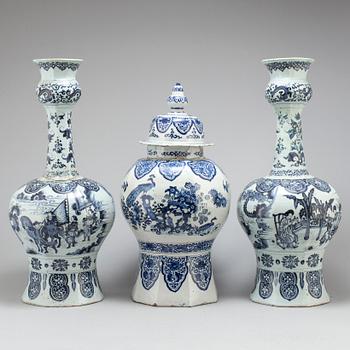 Three massive blue and white faiance vases, Delft, 18th century.